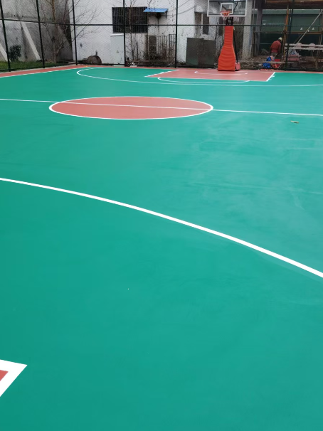 三家镇 球场长期使用易出现地面开裂